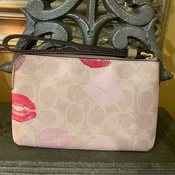 COACH NWT Corner Zip Wristlet In Signature Canvas Lips Print - Picture 7 of 17